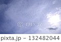 陽光和緩慢和快速流動的天空 132482044