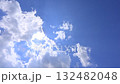 太陽和雲彩的天空 132482048