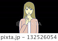 困った顔で説明する女性　　 132526054