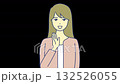 笑顔で説明する女性　 132526055