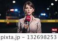一名女記者正在現場報道 132698253