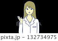 困った表情で説明する女性 132734975