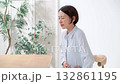 体調が悪い女性 132861195