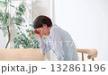 体調が悪い女性 132861196