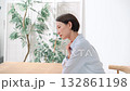 体調が悪い女性 132861198