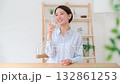 水を飲む女性 132861253