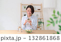 スマホで料理の写真を撮る女性 132861868