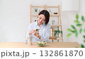 スマホで料理の写真を撮る女性 132861870