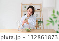 スマホで料理の写真を撮る女性 132861873