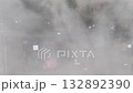 霧に包まれた森の道路 ― ゆっくりと走る車と幻想的な朝 ドローン空撮映像 132892390