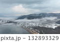 福島県 猪苗代湖の冬の田園と雪山 – 霧に包まれたドローン空撮映像、瞑想・リラックス向け 132893329