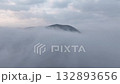 朝の雲海が晴れる福島県・猪苗代湖 – 山と霧のドローン空撮映像、瞑想・ヒーリング向け 132893656