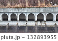 猪苗代湖湖畔のトンネルを横移動しながら空撮。霧とトンネルの規則的なアーチが催眠的な冬の静寂映像を作る 132893955