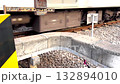 踏切を通過する通勤電車の車輪部分 132894010