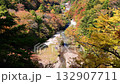 栃木県那須塩原市　秋の紅葉に染まる那須塩原の山間部と那珂川 132907711