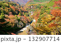 栃木県那須塩原市　秋の紅葉に染まる那須塩原の山間部と那珂川 132907714