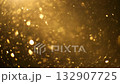 降り注ぐゴールドのグリッター 132907725