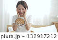 鏡を見ながら肌や歯をチェックする女性 132917212