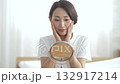 鏡を見ながら肌や歯をチェックする女性 132917214