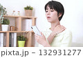 肩凝りが辛い若い女性 肩凝りが辛い若い女性 132931277