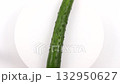 一根黃瓜在轉盤上優美地旋轉著。 132950627
