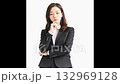 腕組みするビジネスウーマン 132969128