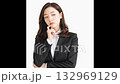 腕組みするビジネスウーマン 132969129
