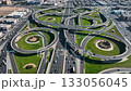 無人機航拍畫面顯示一個複雜的公路交叉口 133056045