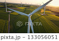 無人機空拍畫面顯示，巨大的風力發電場中，巨型風力渦輪機正在旋轉。 133056051