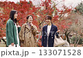 紅葉シーズンに旅行をする女性3人組 133071528