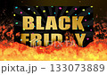 在熊熊烈火的背景下，「黑色星期五」幾個字和火花因為溫度過高而熄滅。 133073889
