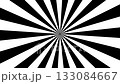 回転する白と黒の放射線 133084667