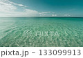エメラルドグリーンの穏やかな海 133099913