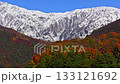 雪をかぶった北アルプスと紅葉 133121692