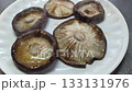 ジューシーに蒸し焼きされた椎茸の湯気立つクローズアップ 133131976