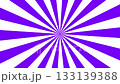 回転する白と紫の放射線 133139388
