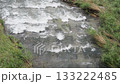 人工物と川の流れ。東京郊外の川辺風景。 133222485