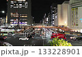 車が行き来する三宮の夜景　 133228901