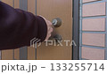 玄関に入る男性 133255714