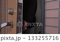 玄関を出る男性 133255716