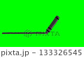 黒いクレヨンで左から右に線を引く 133326545