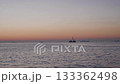 夕焼けに染まる海と空 133362498