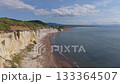 「北海道・シラフラ｜白い断崖と青い海を正面に捉え直進する空撮映像」 133364507
