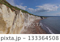 「北海道・シラフラ｜白い断崖を横に流しつつ前進する複合動作の空撮映像」 133364508
