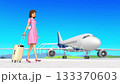 飛行機に乗って旅行に出かける女性 。彼女は途切れることなく永遠に歩き続けます。 133370603