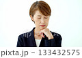 女性　ビジネス　ため息　悩む 133432575