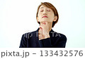女性　ビジネス　ため息　悩む 133432576