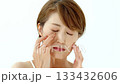 女性　ビューティー　悩む 133432606