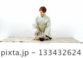 お茶を点てる女性　抹茶　 133432624