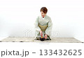 お茶を点てる女性　抹茶 133432625